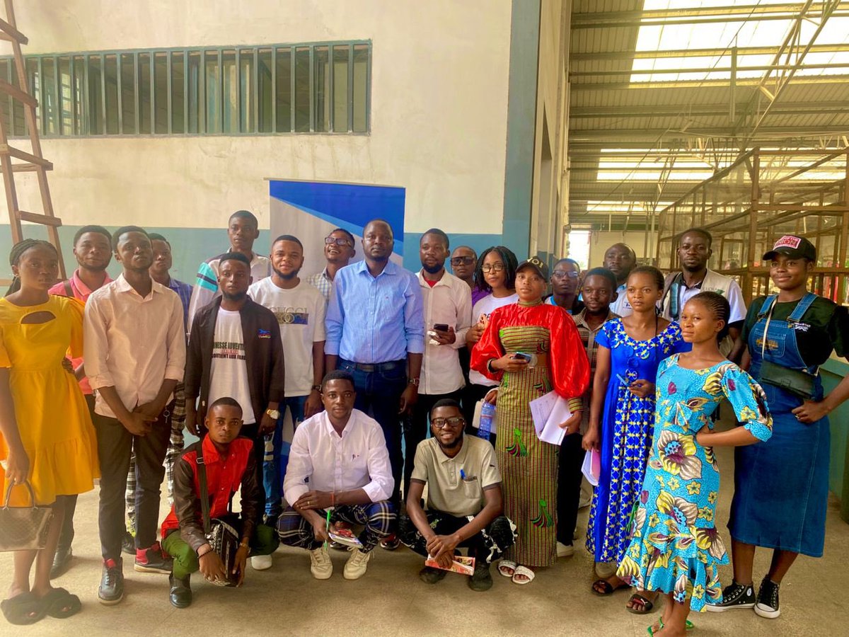 ramadjuma1's tweet photo. Il y a quelques mois, nous avons formé une 100taine de jeunes en entrepreneuriat, gratuitement, à Tshikapa, par ma fondation @fondationrd.

Voici les images de quelques séances réalisées.

PS : Formation financée sur fonds propres. https://t.co/UCrzhyGoF6