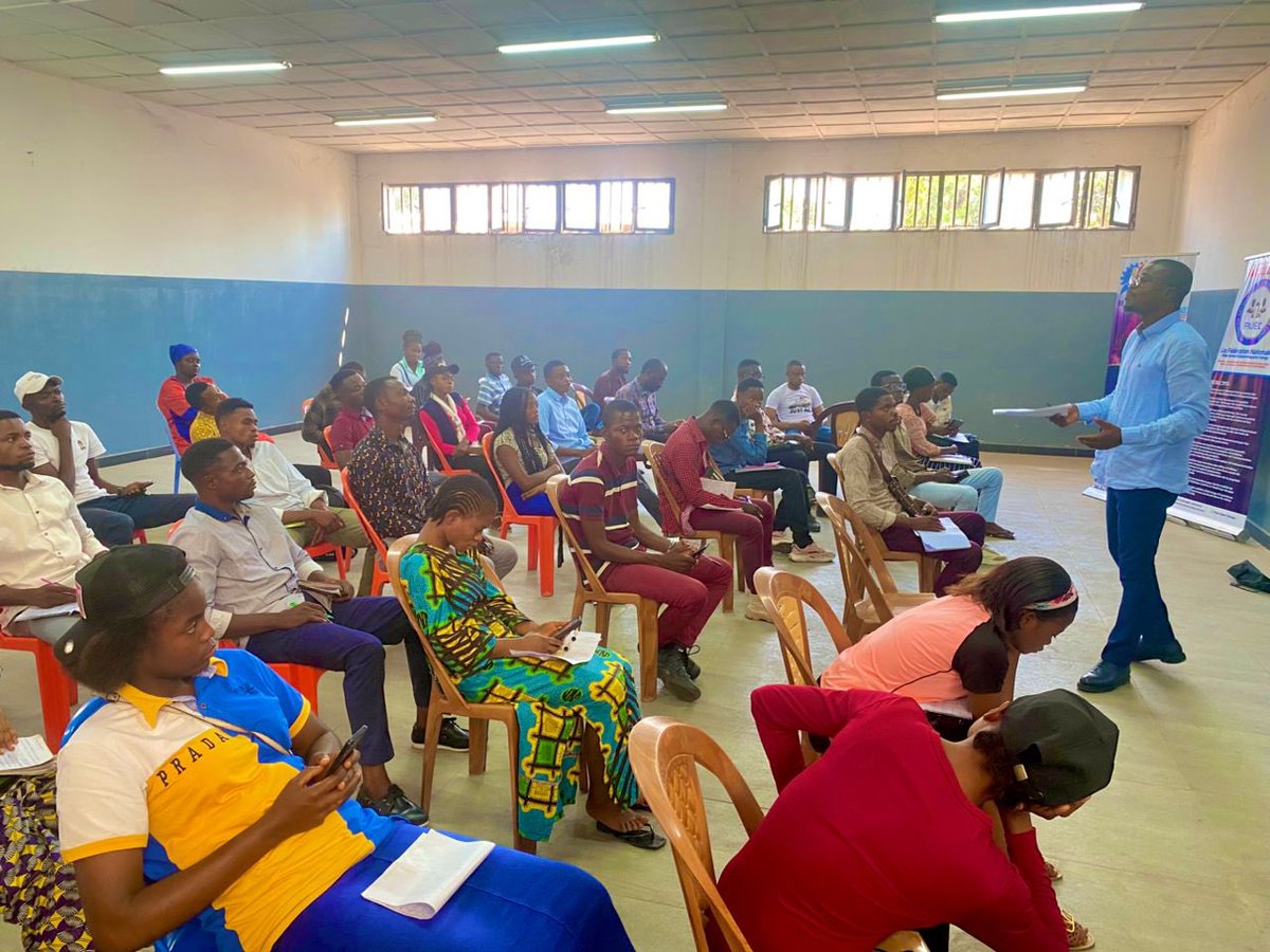 ramadjuma1's tweet photo. Il y a quelques mois, nous avons formé une 100taine de jeunes en entrepreneuriat, gratuitement, à Tshikapa, par ma fondation @fondationrd.

Voici les images de quelques séances réalisées.

PS : Formation financée sur fonds propres. https://t.co/UCrzhyGoF6