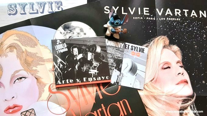 Hoy cumple años la más bella del baile: ¡Sylvie Vartan!
❤️
Lo celebramos con la nostalgia de los bulevares parisinos, entre aromas de jazz y cava...
Suena la voz de <a href="/Loquillo/">Loquillo</a> en 'Johnny et Sylvie' (del álbum 'Arte y ensayo', 2004)...
--- 
📽 youtu.be/GhpU7qZ-C2k