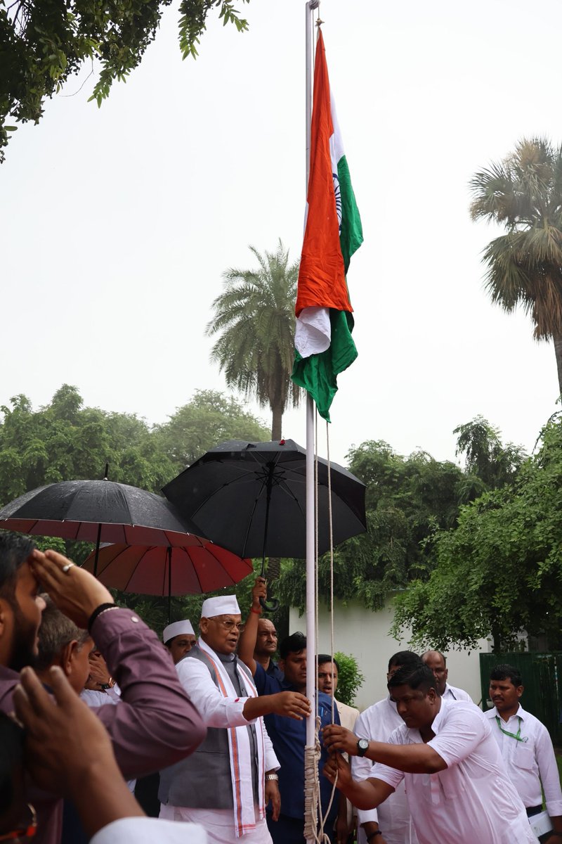 dcmsmeoffice's tweet photo. Independence Day 2025✨🇮🇳
Union Minister of Micro, Small and Medium Enterprises Shri @jitanrmanjhi hoisted the National Flag on the occasion of the 79th Independence Day, at his residence in New Delhi.
#MSME #IndependenceDay #IDC2025 #IndependenceDay2025 #NSSH #scsthub #Entrepreneur #Innovation #Development #Employment #Empowerment #Technology #skilldevelopment