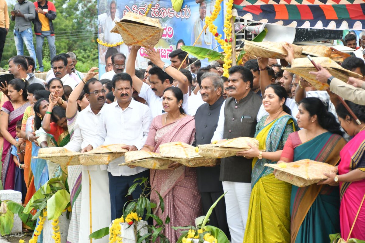 thekjgeorge's tweet photo. Today I participated in a programme organised to express gratitude and commemorate the successful filling of #Belawadi and #Devanur lakes under the #YettinaholeProject.
This milestone marks a significant step towards sustainable water resource management and improved irrigation facilities in the region.
@CMofKarnataka @INCKarnataka @KarnatakaVarthe