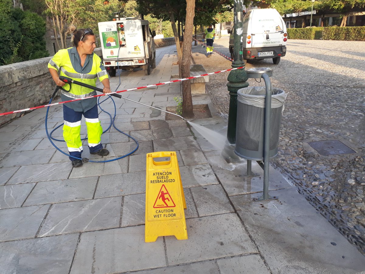 Granada_Limpia's tweet photo. Eliminación de grafitis y trabajos de limpieza y desinfección en la calle Padre Manjón. 🎨🧽✨

#GranadaLimpia #Inagra @aytogr @anasrequena @marifrangr @PreZero_ES https://t.co/8epOpf3d6s