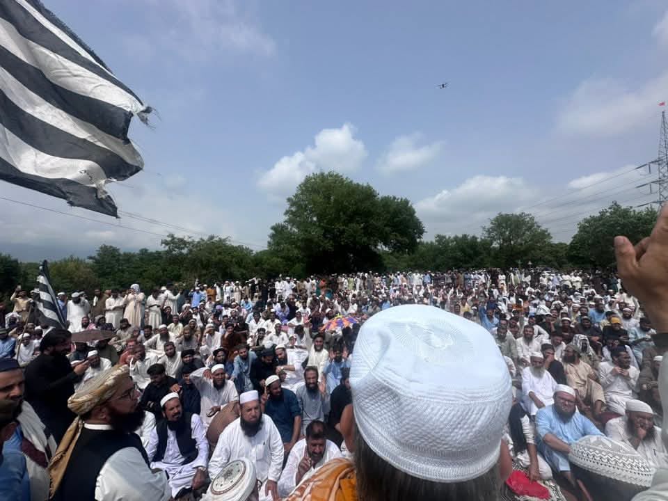 UlKattana's tweet photo. اسلام آباد : شہید مدنی مسجد  کی جگہ پر نماز جمعہ کے لئے عوام کا جم غفیر https://t.co/3m8lbMOLCP