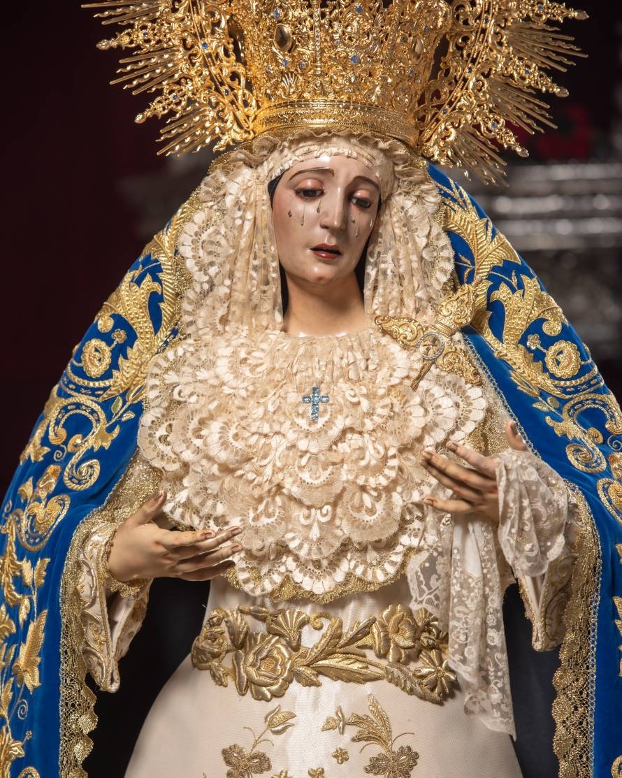 Solemnidad de la Asunción de la Santísima Virgen María 🙏
Hoy celebramos con gozo que María, Madre de Dios, fue elevada en cuerpo y alma al cielo, anticipo de la gloria que nos espera a quienes seguimos fielmente a Cristo.