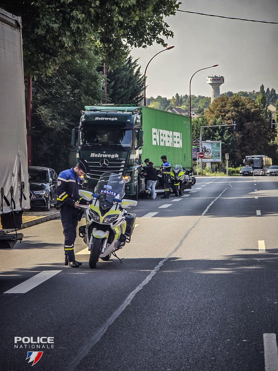 PoliceNat91's tweet photo. #SécuritéRoutière | Une opération a été menée par les motocyclistes, portant sur la mesure de restriction des véhicules de plus de 3t500 dans le cadre du plan anti-pollution sur la RN20 commune de #Linas
➡️ 25 infractions relevées dont 8 pour non respect de l’arrêté préfectoral. https://t.co/xHSRhDmTl7