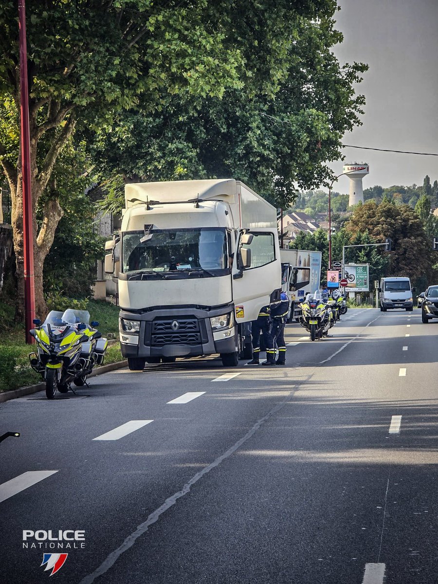 PoliceNat91's tweet photo. #SécuritéRoutière | Une opération a été menée par les motocyclistes, portant sur la mesure de restriction des véhicules de plus de 3t500 dans le cadre du plan anti-pollution sur la RN20 commune de #Linas
➡️ 25 infractions relevées dont 8 pour non respect de l’arrêté préfectoral. https://t.co/xHSRhDmTl7