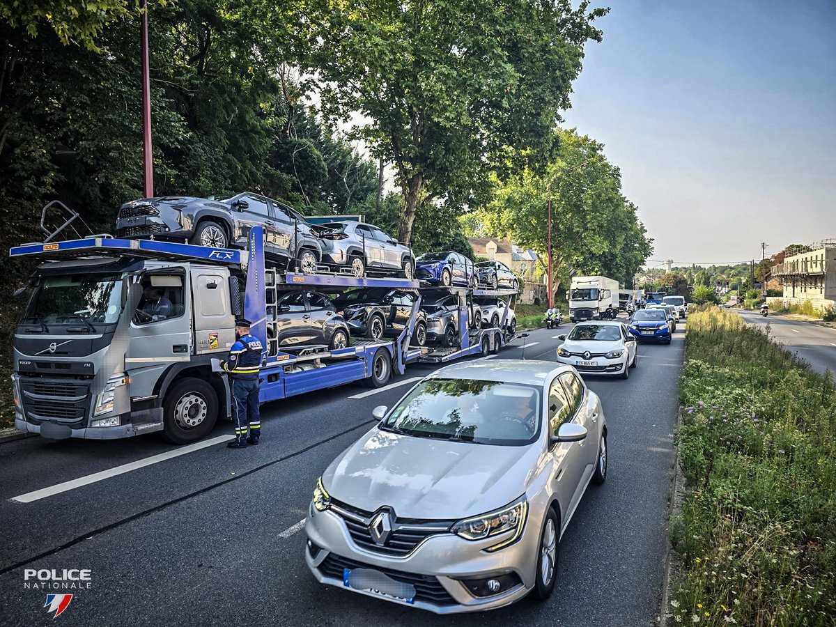 PoliceNat91's tweet photo. #SécuritéRoutière | Une opération a été menée par les motocyclistes, portant sur la mesure de restriction des véhicules de plus de 3t500 dans le cadre du plan anti-pollution sur la RN20 commune de #Linas
➡️ 25 infractions relevées dont 8 pour non respect de l’arrêté préfectoral. https://t.co/xHSRhDmTl7