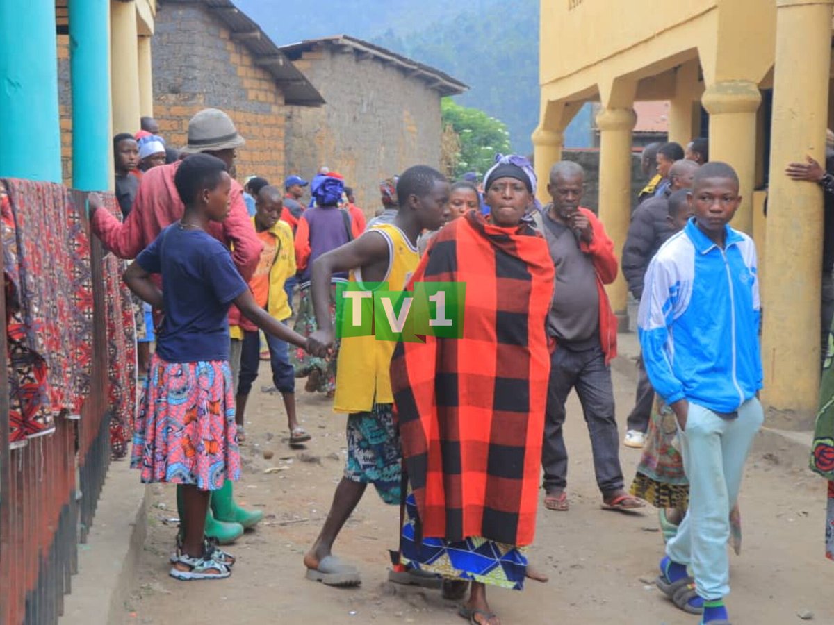 TV1Rwanda's tweet photo. Burera -Kagogo:  Umukobwa w'imyaka 23 arakekwaho kwica nyina  w'imyaka 53 amuteye icyuma. Abaturage babwiye TV na Radio One ko uyu muryango wari usanzwe ubanye mu makimbirane dore ko no mu minsi ishize uyu mukobwa yakubise uwo mubyeyi akanamukura amenyo. @RIB_Rw https://t.co/oiF7KRJBxJ