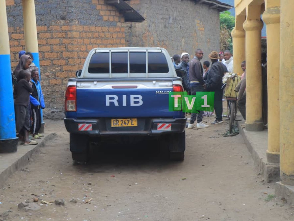 TV1Rwanda's tweet photo. Burera -Kagogo:  Umukobwa w'imyaka 23 arakekwaho kwica nyina  w'imyaka 53 amuteye icyuma. Abaturage babwiye TV na Radio One ko uyu muryango wari usanzwe ubanye mu makimbirane dore ko no mu minsi ishize uyu mukobwa yakubise uwo mubyeyi akanamukura amenyo. @RIB_Rw https://t.co/oiF7KRJBxJ
