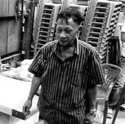เมื่อวันที่ 15 ส.ค. 64 มานะ หงษ์ทอง อายุ 64 ปี ถูกกระสุนยางจากตำรวจยิงเข้าที่ศีรษะในขณะเดินทางกลับแฟลตดินแดง และล้มนอนบนพื้นมากกว่า 1 ชั่วโมง ก่อนจะเสียชีวิตในวันที่ 5 มี.ค. 65
#อย่าลืมลุงมานะ 
#มานะหงษ์ทอง