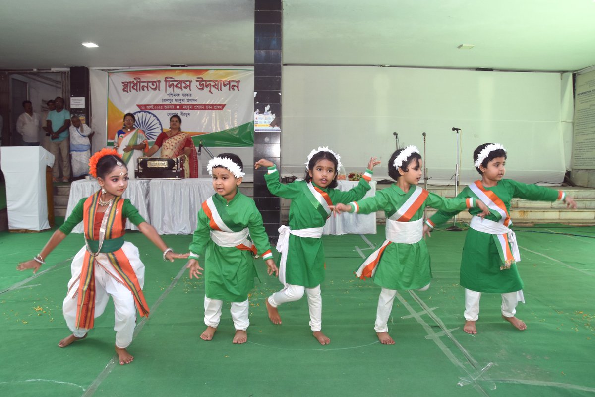 বোলপুর মহকুমা তথ্য সংস্কৃতি দপ্তর এবং মহকুমা প্রশাসনের যৌথ উদ্যোগে যথাযথ মর্যাদার সঙ্গে পালিত হলো ভারতের ৭৯ তম স্বাধীনতা দিবস। দেশাত্মবোধক গান, নাচ, প্রদর্শনীর মাধ্যমে পালিত হলো আজকের দিনটি।