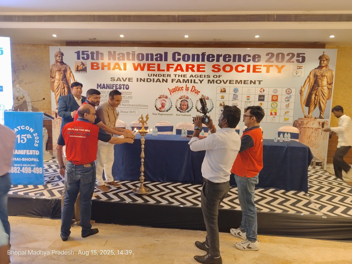 Susheel_Kataria's tweet photo. The 15th National Event of Save Indian Family kicked off with the lighting of the lamp, led by SPOCs from all chapters and the seniors who laid the foundation of the men’s rights movement. 🌟 #15thSIFNationalMeet 
#MensRightIndiaMeet 
@ANI @aajtak @ZeeNews @PTI_News @IndiaToday https://t.co/5X0rUgcBDi