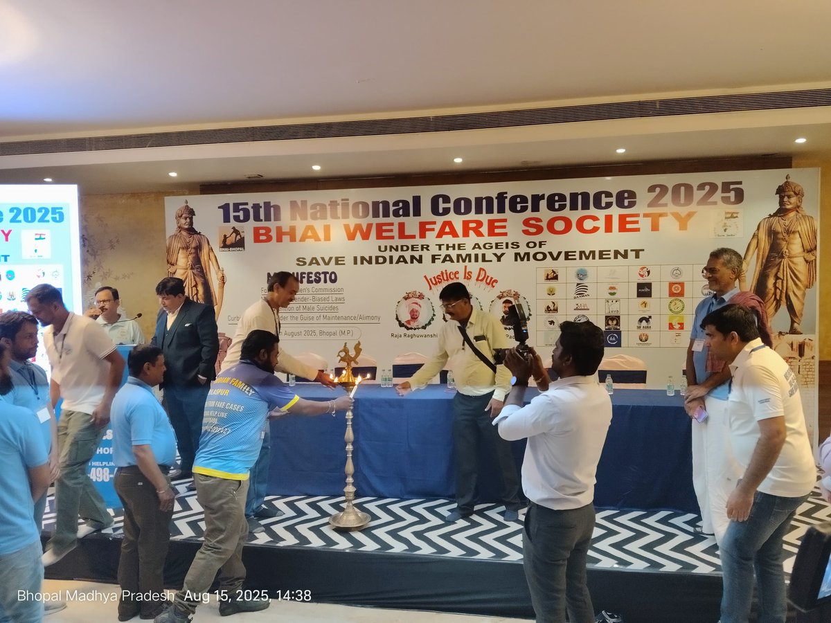 Susheel_Kataria's tweet photo. The 15th National Event of Save Indian Family kicked off with the lighting of the lamp, led by SPOCs from all chapters and the seniors who laid the foundation of the men’s rights movement. 🌟 #15thSIFNationalMeet 
#MensRightIndiaMeet 
@ANI @aajtak @ZeeNews @PTI_News @IndiaToday https://t.co/5X0rUgcBDi