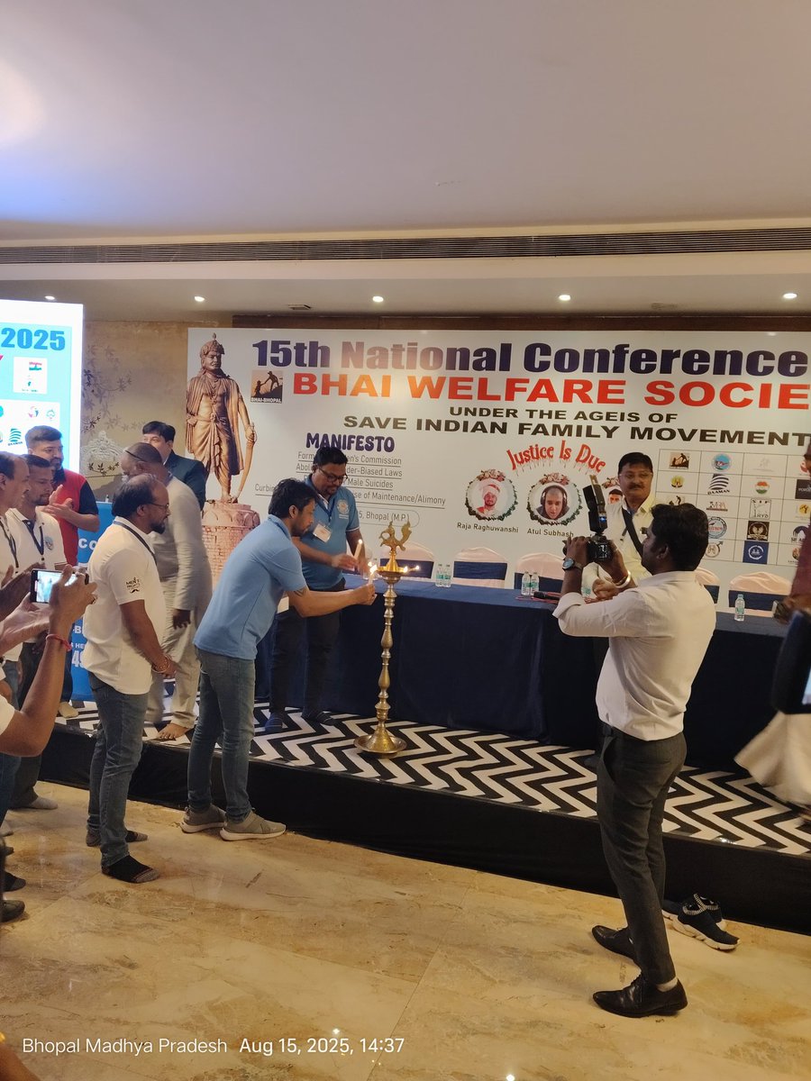 Susheel_Kataria's tweet photo. The 15th National Event of Save Indian Family kicked off with the lighting of the lamp, led by SPOCs from all chapters and the seniors who laid the foundation of the men’s rights movement. 🌟 #15thSIFNationalMeet 
#MensRightIndiaMeet 
@ANI @aajtak @ZeeNews @PTI_News @IndiaToday https://t.co/5X0rUgcBDi