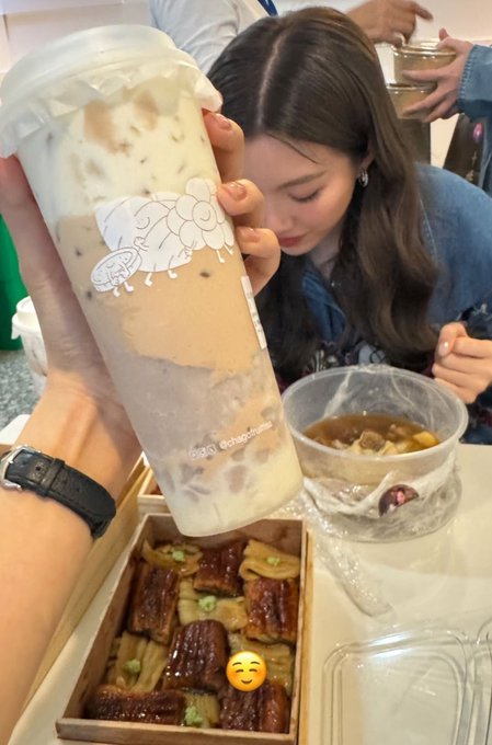sp_nusu's tweet photo. อวดแฟน  ร้าน Chagô (ชาโก้)
หลิง ดื่มกิน หวาน 
ออม หัวจุ่มกันตลอด  แอบชอบ พี่หลิง มากใช่ไหม 

#เพียงเธอ #OnlyYouTheSeries #หลิงออม #LingOrm https://t.co/TQH37W23oP