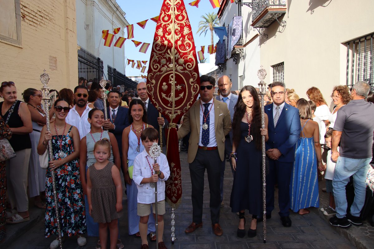 Representación de nuestra Hermandad en la procesión de la Virgen de la Mesa, titular de la parroquia de Santa María.

#Utrera #EstudiantesUtrera