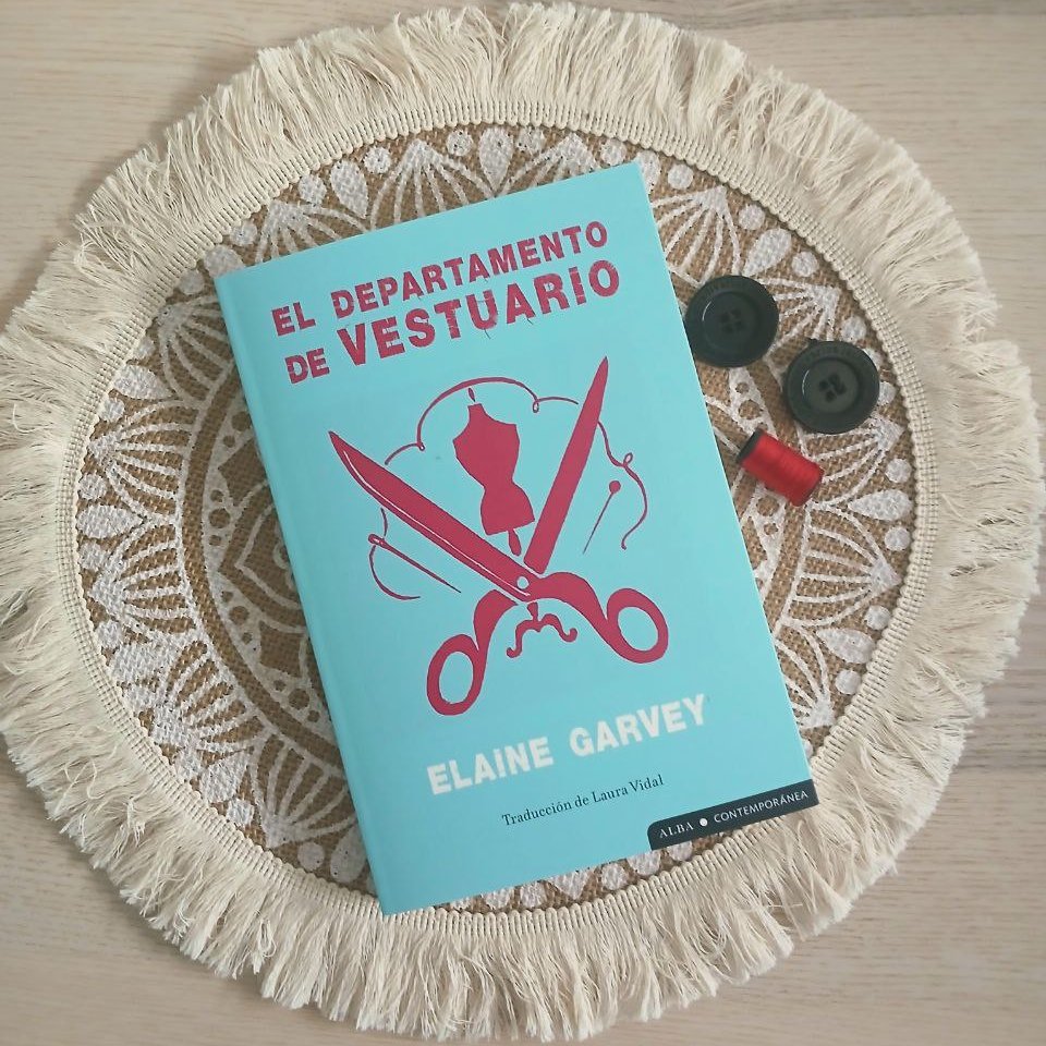 Me he ido a Londres con El departamento de vestuario de Elaine Garvey.

No hubo paseos por Hyde Park… hubo lluvia fina, cremalleras rotas, jefes insufribles y secretos familiares.

Mi reseña en el blog 👇

yoleonovela.com/2025/08/el-dep…

#YoLeoNovela  #yoleoContemporánea #ElaineGarvey