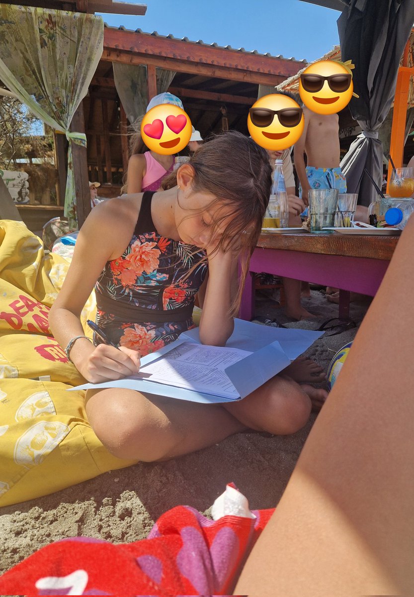 Когато си с бандата на плажа, ама не си си написал домашната работа. 😃