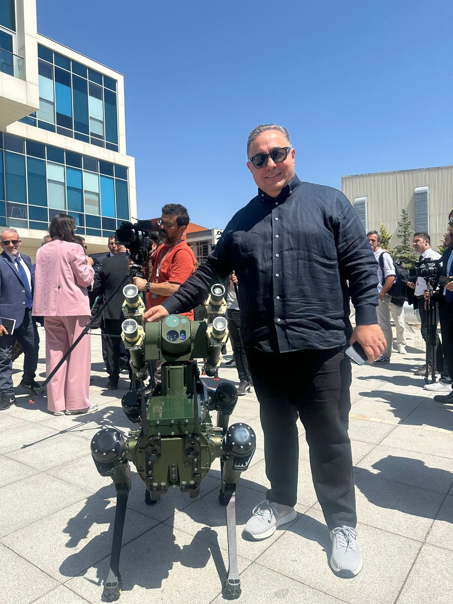 Tanıştırayım….

ROKETSAN tarafından geliştirilen lazer güdümlü METE füzeleriyle donatılmış robotik köpek KOZ…

Dosta güven ..
Düşmana korku verir..