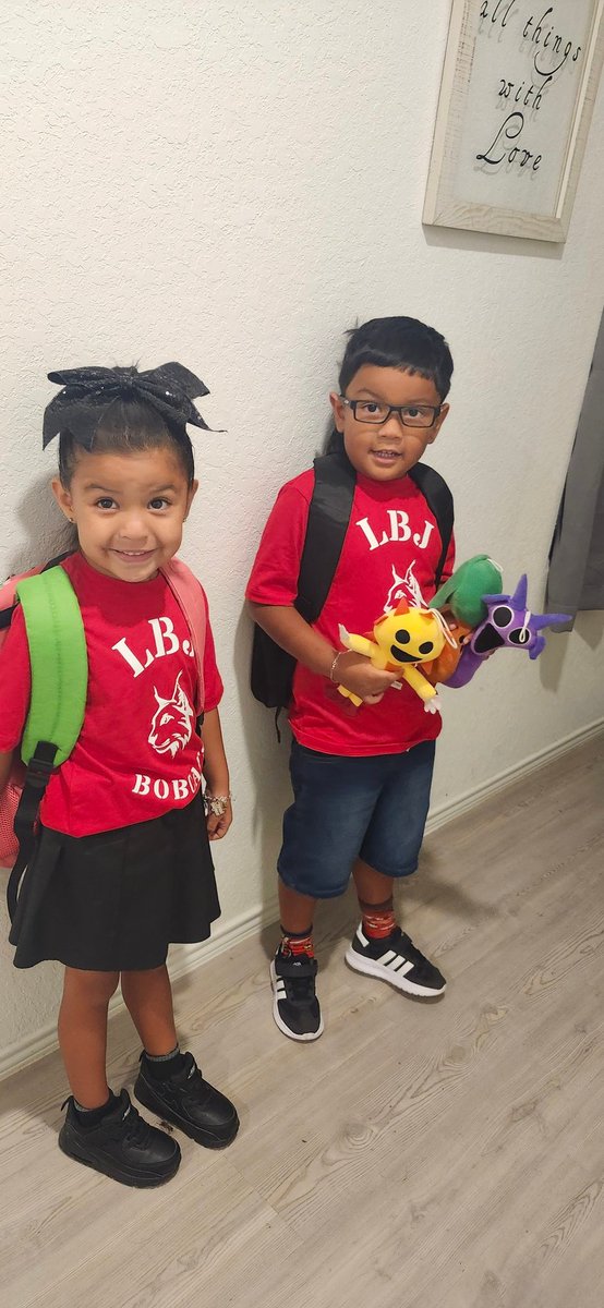 Ms_SPerez's tweet photo. First spirit day of the year! #teamlbj #eisd #edgewoodproud https://t.co/JXg0AvB7E0