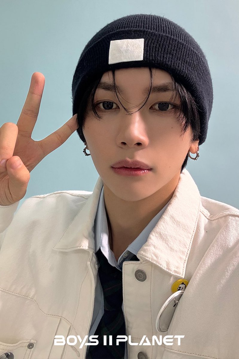 moonlynn0's tweet photo. Their photocards give me an aura like they actually debuted together in the same group😭 "my biggest wish" 🥹 https://t.co/d5J1Xb3WQK