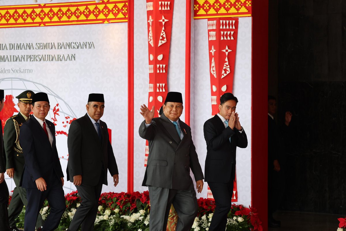prabowo's tweet photo. Hari ini, saya menghadiri Sidang Tahunan MPR dan Sidang Bersama DPR serta DPD RI, menjelang peringatan 80 tahun kemerdekaan bangsa kita.

Dalam kesempatan ini, saya menegaskan bahwa kemerdekaan sejati hanya akan tercapai jika bangsa kita mampu berdiri di atas kaki sendiri melalui investasi strategis yang berkelanjutan.

Sejak awal pemerintahan, saya bersama seluruh jajaran pemerintah bergerak cepat mewujudkan komitmen itu. Program Makan Bergizi Gratis kini telah menjangkau 20 juta anak dan warga, memastikan generasi masa depan tumbuh sehat dan cerdas. Surplus produksi beras sebesar 4 juta ton membawa kita semakin dekat menuju swasembada pangan. Melalui pembentukan Data Tunggal Sosial Ekonomi Nasional (DTSEN), bantuan dapat disalurkan secara tepat sasaran kepada masyarakat yang membutuhkan, sekaligus membuka kesempatan bagi anak-anak mereka untuk bersekolah di Sekolah Rakyat.

Sebanyak 80.000 Koperasi Desa Merah Putih kini hadir di seluruh pelosok negeri, mendorong ekonomi desa dan menciptakan lapangan kerja. Saya juga memastikan kesehatan menjadi hak semua orang melalui layanan cek kesehatan gratis yang telah dimanfaatkan oleh 18 juta warga negara.

Berpegang pada amanat UUD 1945 yang telah memandu perjalanan bangsa selama delapan dekade, saya bersama seluruh jajaran pemerintah akan terus bekerja untuk menghapus kemiskinan ekstrem, meningkatkan kesejahteraan rakyat, dan membawa Indonesia menjadi kekuatan ekonomi dan moral yang disegani dunia. 

Gedung DPR RI, Jakarta, 15 Agustus 2025