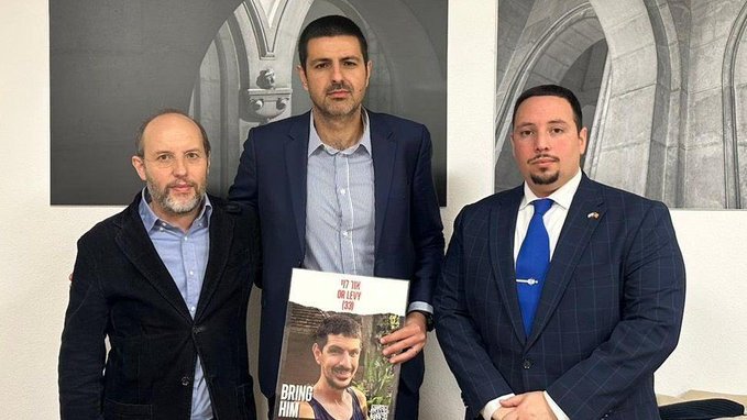 Calma amiga, já, já, irá aparecer um candidato ou candidata do eixo da Nato. Não seja por falta de candidaturas que ficarás em casa.