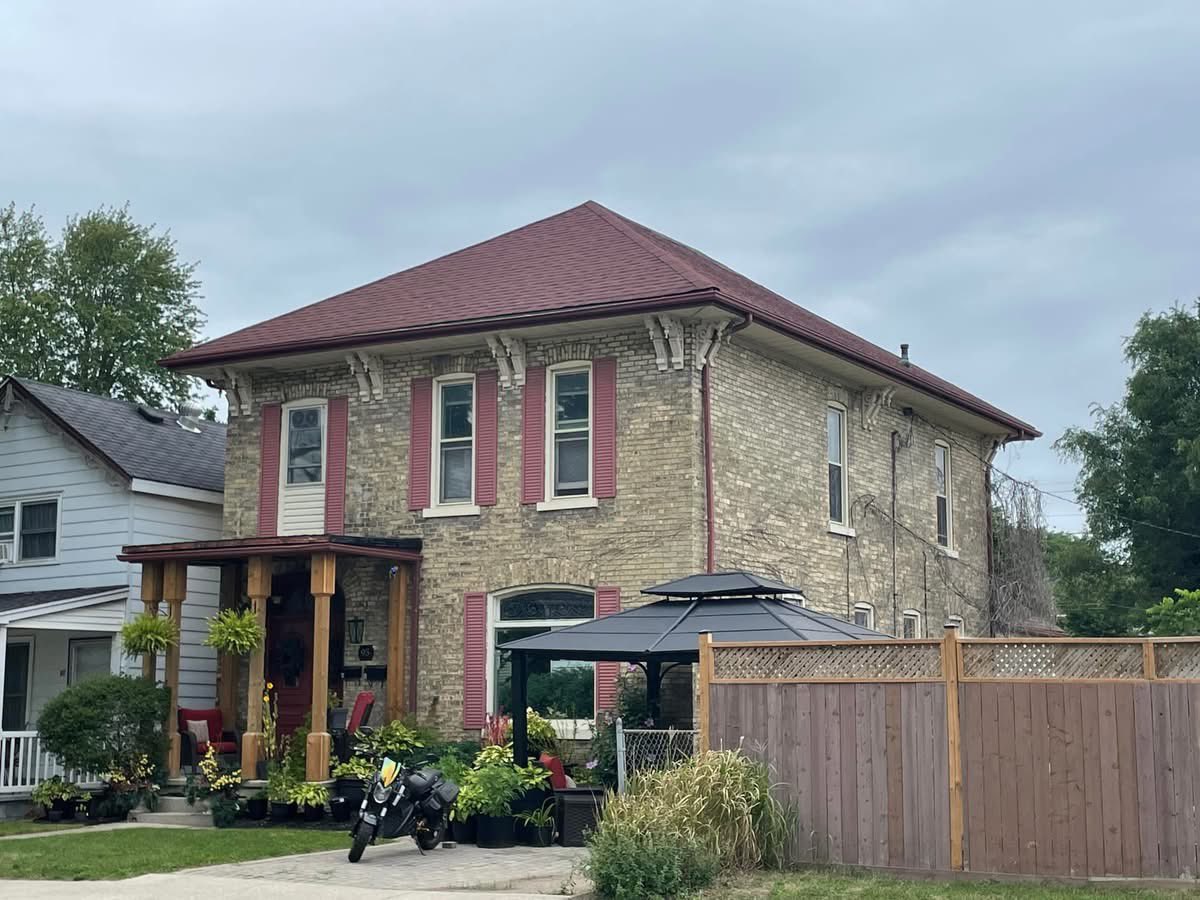 moore_dorian's tweet image. I’ve always admired the creamy yellow brick houses of southern Ontario—simple, agrarian in form, rooted in farmhouse archetypes. Some are altered, but the vernacular character and straightforward design still shine in small towns across the region. #vernaculararchitecture
