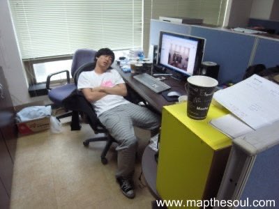 숙소 로비에 이러고 있었는데
일본아기가 
햄부기장난감세투 가지고 와서 일본어로 뭐라뭐라하는데
난 못알아듣고ㅜㅜ
근데 콜라를 들고 나테 계속 뭐라하길래
콜라 호로롭 하고 마셔주는척 하니까
개조아함 아미친 개뿌듯해 
아니 아기 성격이 왜케 좋아......
아짐마 너무 감동했어......