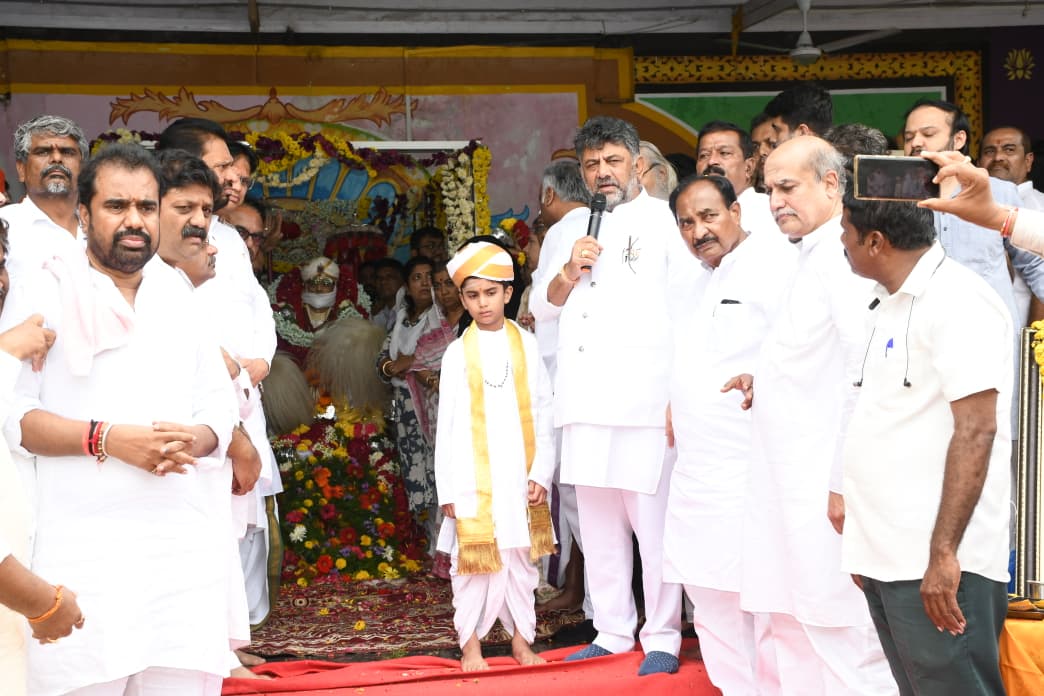 State of honor to the  mortal remains of Poojya Sharanabasavappa Appa. Deputy Chief Minister D. K. Shivakumar paid respect to the soul on behalf of State Government.<a href="/XpressBengaluru/">TNIE Karnataka</a> .<a href="/ramupatil_TNIE/">Ramu Patil</a> .<a href="/AmitSUpadhye/">Amit Upadhye</a>