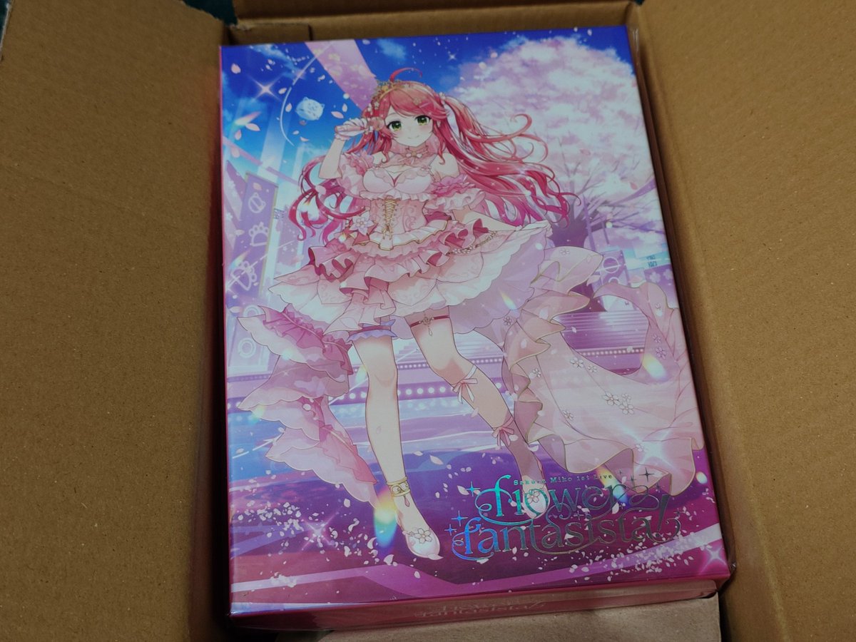何か荷物届いたなと思ったらみこちのライブ円盤だった！
35Pペンラの電池が切れてたので買ってこねば😄
#咲き誇るみこち
#みこち届いたぞ