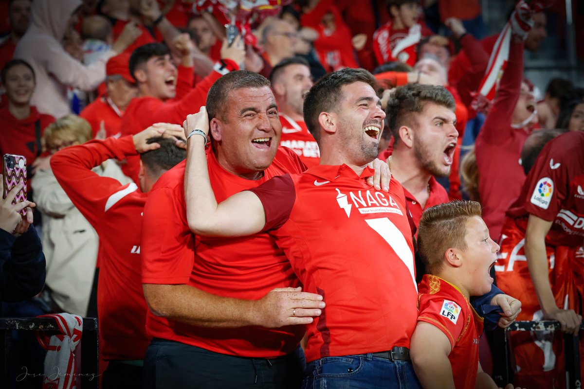 1890SFC's tweet photo. Haz retweet!! Seguimos buscando a Sevillistas!!!! Regalamos la foto original!!! #todoalrojo @SevillaFC https://t.co/2ZNp5JEaan