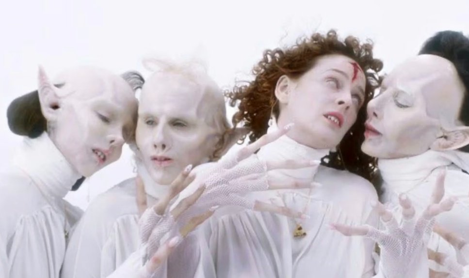 Eduardo Casanova rueda una serie de vampiras con SIDA, que hablan lenguaje inclusivo. 

¿Alguien me puede explicar cómo hemos pasado de 'Verano Azul' o 'Farmacia de Guardia' a esta puta basura?