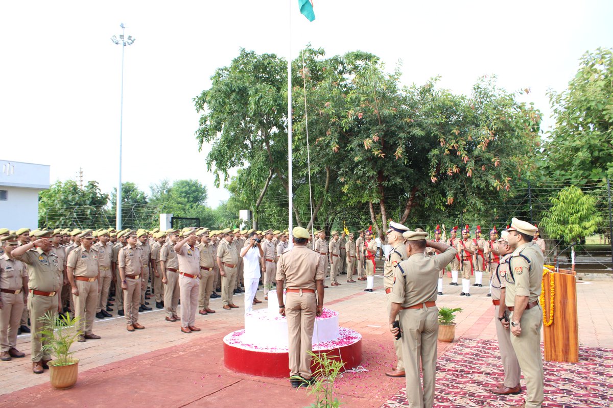 आज 15.08.2025 को PTS कालपी में 79वें स्वतंत्रता दिवस के अवसर पर अपर पुलिस महानिदेशक एवं संस्था प्रमुख श्री ज्योति नारायण द्वारा ध्वजारोहण किया गया, संस्था के समस्त वरिष्ठ अधिकारीगणों के साथ नियुक्त अन्य समस्त अधिकारी, कर्मचारी एवं प्रशिक्षुओं को शपथ दिलाई गई। जय हिंद।