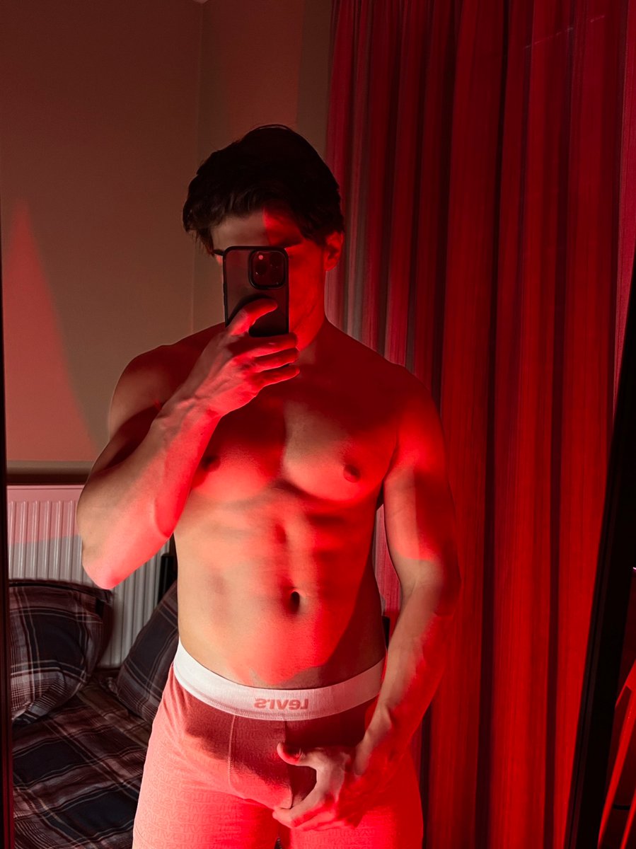 MichellLeess's tweet photo. Just say ‘pls’ and I will send you my d pics https://t.co/AAibSghjiY