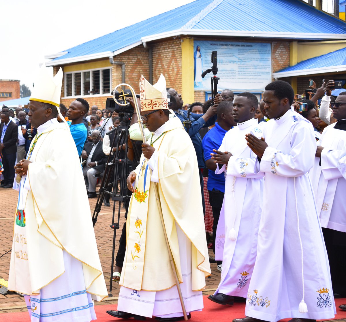 DiocesGikongoro's tweet photo. Nyiricyubahiro Umushumba wa Diyosezi yacu Myr Selestini HAKIZIMANA niwe uyoboye Igitambo cya Misa kiri kubera i Kibeho kuri uyu munsi mukuru w'Ijyanwa mu ijuru rya Bikiramariya #Assumption @Kinyamateka_KM @pacis_tv @NyaruguruDistr @kibehosanctuary https://t.co/MoNmsVi3lh