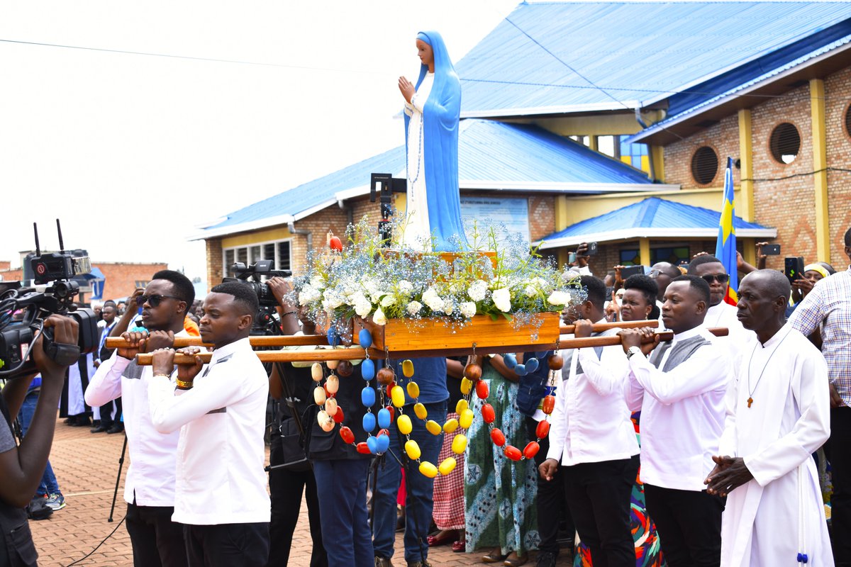 DiocesGikongoro's tweet photo. Nyiricyubahiro Umushumba wa Diyosezi yacu Myr Selestini HAKIZIMANA niwe uyoboye Igitambo cya Misa kiri kubera i Kibeho kuri uyu munsi mukuru w'Ijyanwa mu ijuru rya Bikiramariya #Assumption @Kinyamateka_KM @pacis_tv @NyaruguruDistr @kibehosanctuary https://t.co/MoNmsVi3lh