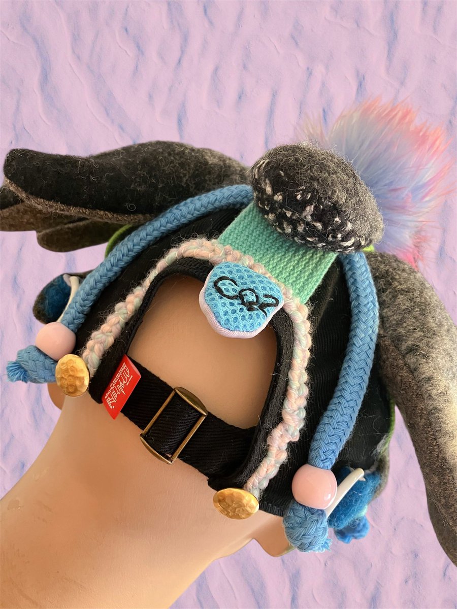 ZuTuUuuUuuu's tweet photo. 【あざらしキャップ】

まろ眉・舌ぺろのあざらしキャップ🦭😛🧢
今回初めて使用した前足の爪パーツや星柄レースでは新たな雰囲気が出せました💅🌟

バックには尻尾と後ろ足のモチーフ🪡
羽根みたいな形で今にも飛んでいきそう🪶💭
サイズは後ろのアジャスターで調整可能⭕️
#handmade https://t.co/AS15rqx3vz