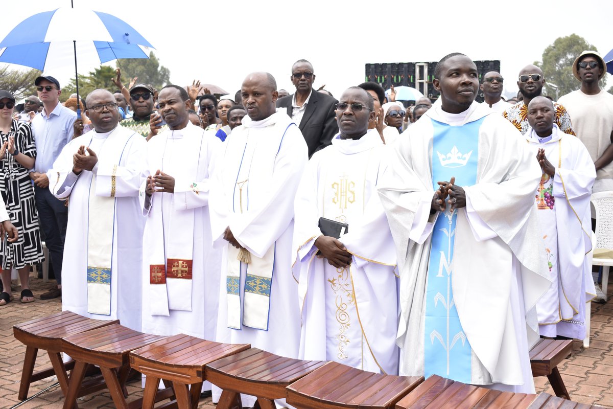 DiocesGikongoro's tweet photo. Nyiricyubahiro Umushumba wa Diyosezi yacu Myr Selestini HAKIZIMANA niwe uyoboye Igitambo cya Misa kiri kubera i Kibeho kuri uyu munsi mukuru w'Ijyanwa mu ijuru rya Bikiramariya #Assumption @Kinyamateka_KM @pacis_tv @NyaruguruDistr @kibehosanctuary https://t.co/MoNmsVi3lh