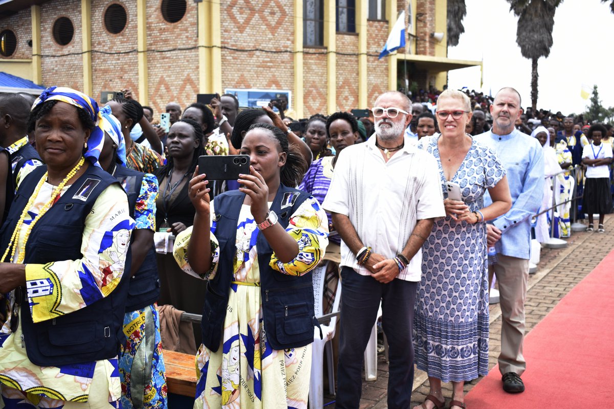 DiocesGikongoro's tweet photo. Nyiricyubahiro Umushumba wa Diyosezi yacu Myr Selestini HAKIZIMANA niwe uyoboye Igitambo cya Misa kiri kubera i Kibeho kuri uyu munsi mukuru w'Ijyanwa mu ijuru rya Bikiramariya #Assumption @Kinyamateka_KM @pacis_tv @NyaruguruDistr @kibehosanctuary https://t.co/MoNmsVi3lh