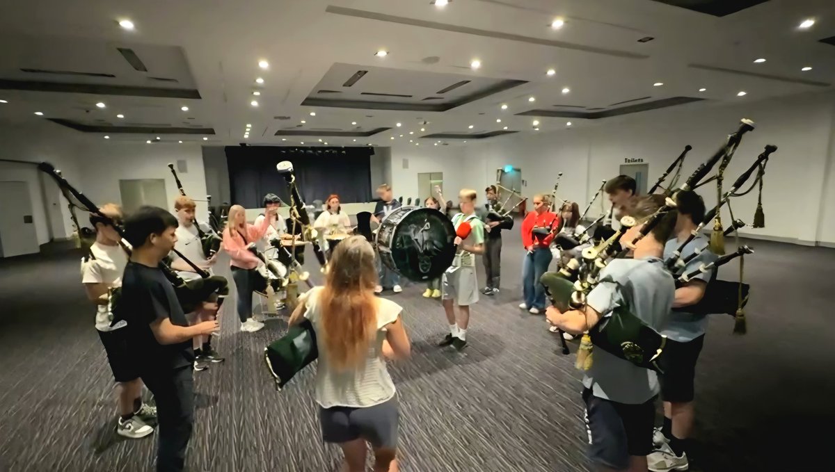GSPipesAndDrums's tweet photo. Rehearsals at the hotel this morning - today's the day! Let's do this 💪 

1547 on the Green

#wpbc #novjuvb #bleedgreen https://t.co/ki5It8H54x