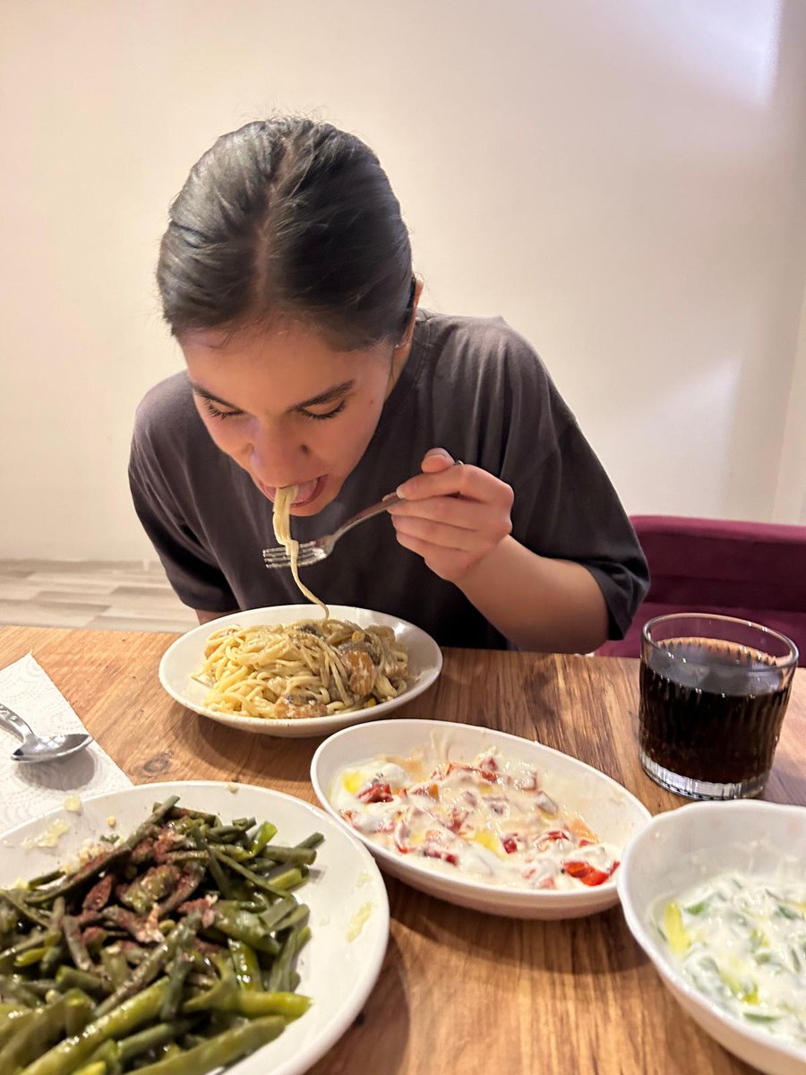 Yıllardır sol elle yemek yerken bizim iştah