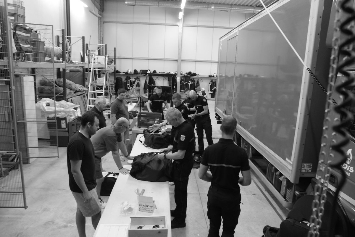 SDIS51's tweet photo. 🔥🌲Ce vendredi 15 août à 3h du matin, 14 nouveaux👨‍🚒du #SDIS51 des CIS de Châlons, Epernay, Fismes, Reims Marchandeau, Reims Ouest, Reims Witry, Verzenay, Vitry-le-François et du CTA ont été engagés sur demande @COZ_EST pour assurer la relève de la colonne Est Bravo dans l’Aude. https://t.co/ARhEB0IjuT