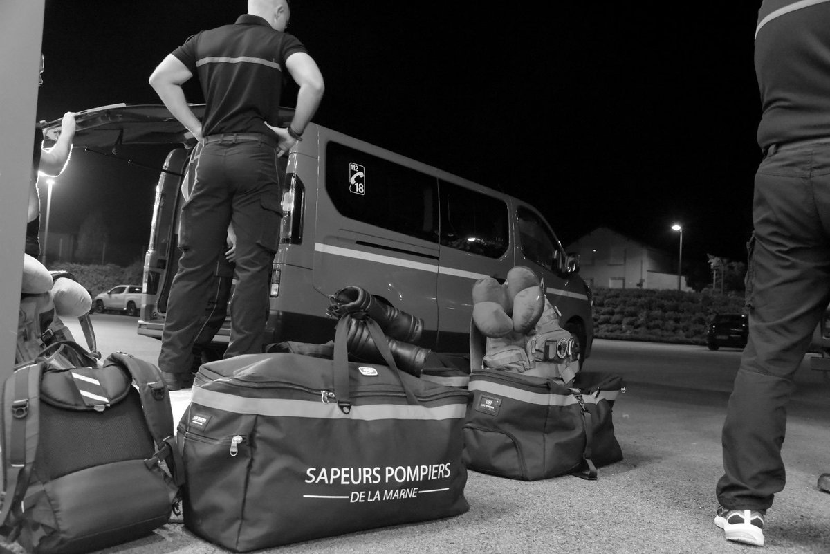 SDIS51's tweet photo. 🔥🌲Ce vendredi 15 août à 3h du matin, 14 nouveaux👨‍🚒du #SDIS51 des CIS de Châlons, Epernay, Fismes, Reims Marchandeau, Reims Ouest, Reims Witry, Verzenay, Vitry-le-François et du CTA ont été engagés sur demande @COZ_EST pour assurer la relève de la colonne Est Bravo dans l’Aude. https://t.co/ARhEB0IjuT