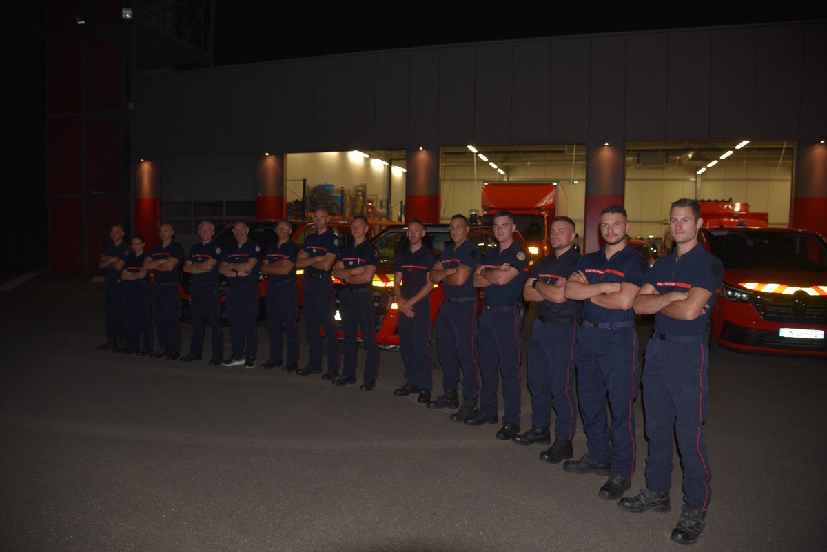 SDIS51's tweet photo. 🔥🌲Ce vendredi 15 août à 3h du matin, 14 nouveaux👨‍🚒du #SDIS51 des CIS de Châlons, Epernay, Fismes, Reims Marchandeau, Reims Ouest, Reims Witry, Verzenay, Vitry-le-François et du CTA ont été engagés sur demande @COZ_EST pour assurer la relève de la colonne Est Bravo dans l’Aude. https://t.co/ARhEB0IjuT