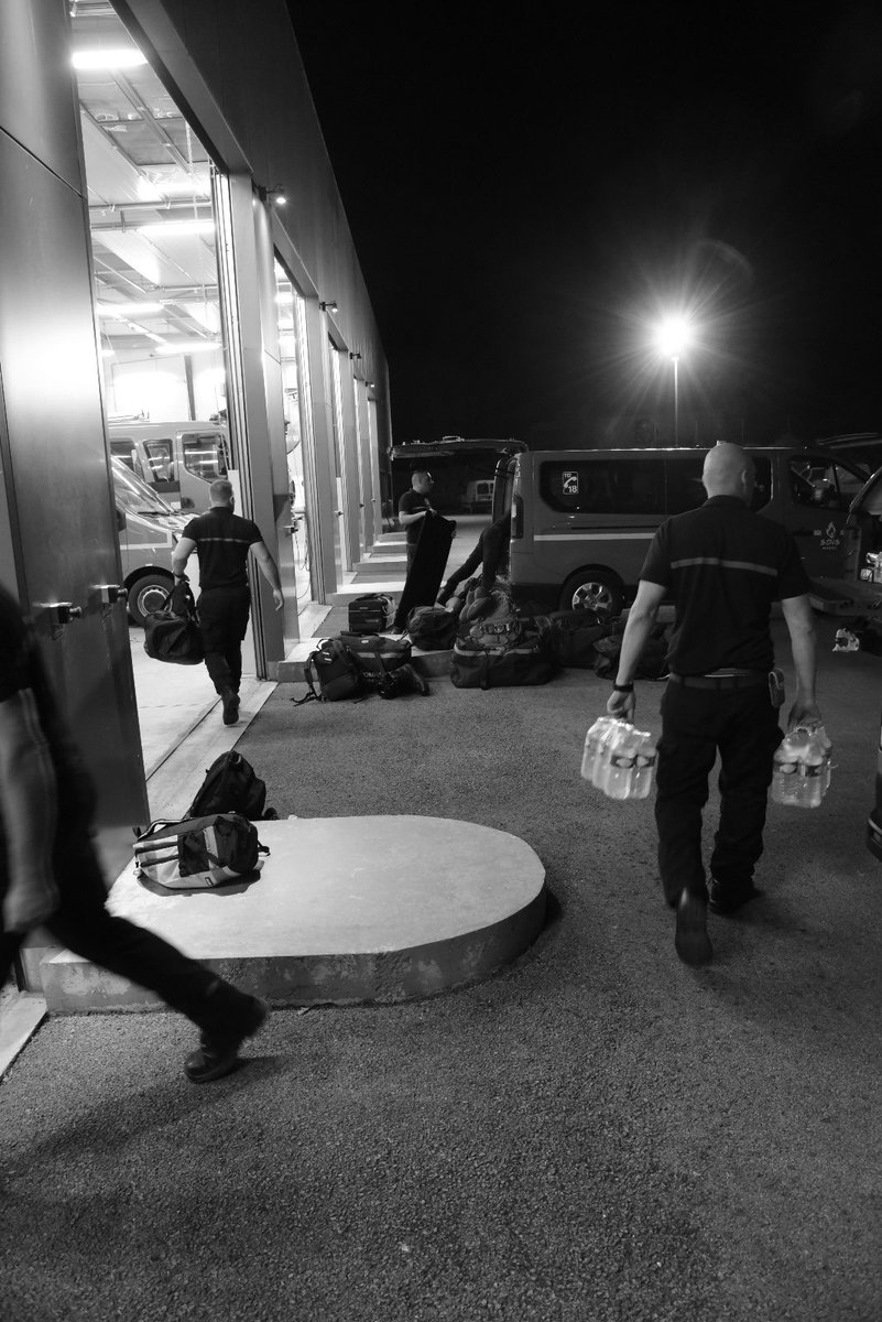 SDIS51's tweet photo. Comme à chaque départ de renforts, cette nuit les sapeurs-pompiers du CIS de Sommesous étaient pleinement mobilisés afin de leur fournir le matériel pour la lutte contre les feux de forêt. 

Nous souhaitons bon courage au détachement marnais ! 💪 

📸©️SDIS51 - PJ. Thirion https://t.co/eUSVA9rIw6