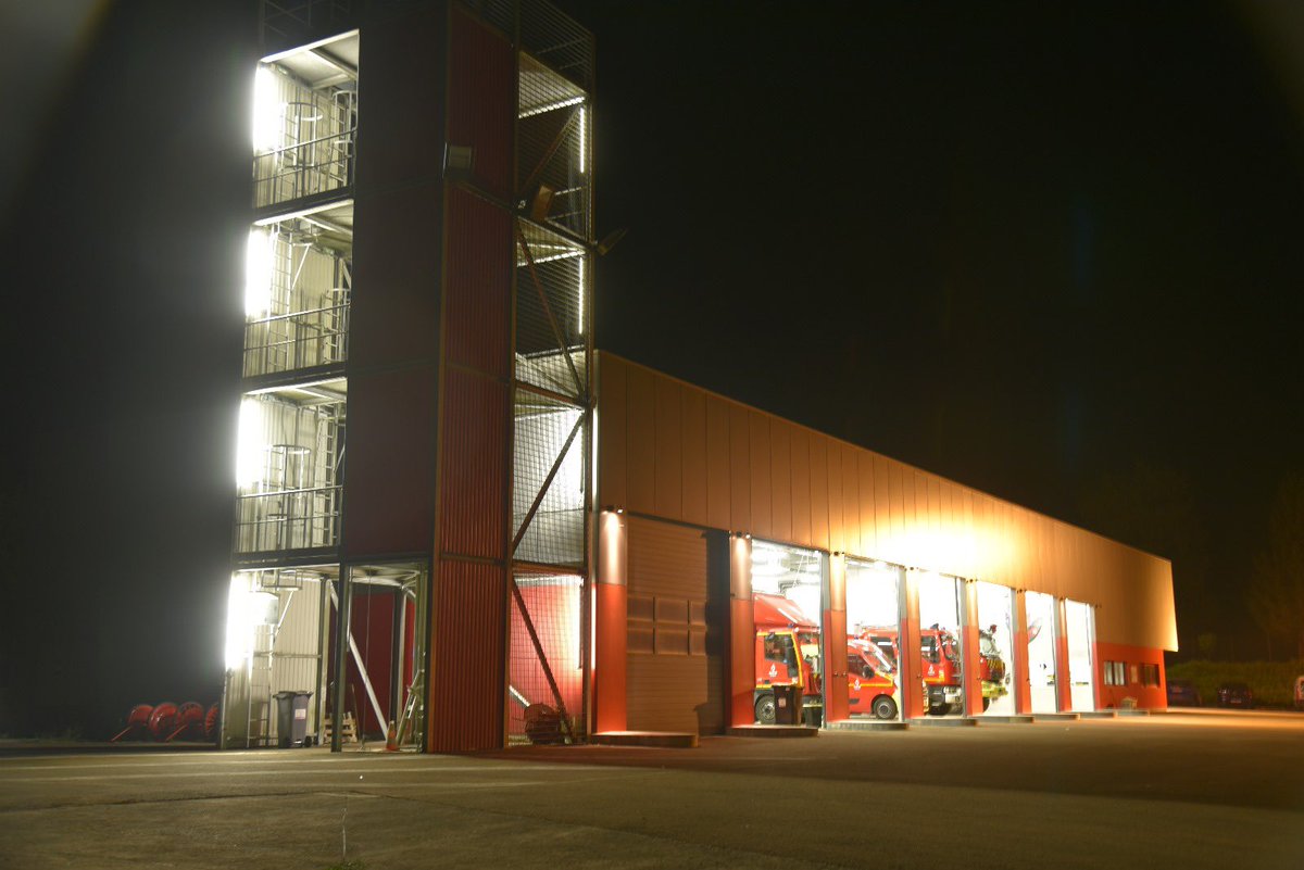 SDIS51's tweet photo. Comme à chaque départ de renforts, cette nuit les sapeurs-pompiers du CIS de Sommesous étaient pleinement mobilisés afin de leur fournir le matériel pour la lutte contre les feux de forêt. 

Nous souhaitons bon courage au détachement marnais ! 💪 

📸©️SDIS51 - PJ. Thirion https://t.co/eUSVA9rIw6