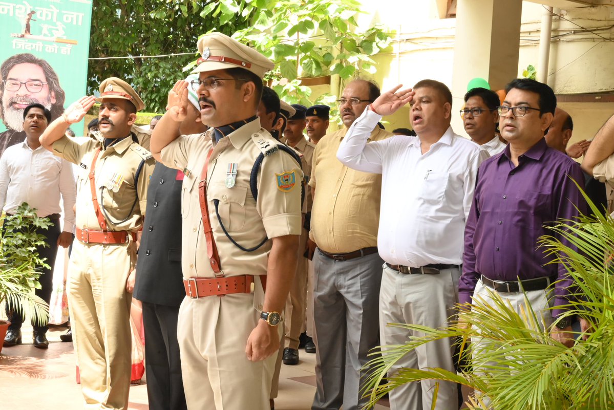 Jamshedpur Police (@jsr_police) on Twitter photo 79वें स्वतंत्रता दिवस के शुभ अवसर पर वरीय पुलिस अधीक्षक, पूर्वी सिंहभूम श्री पीयूष पाण्डेय द्वारा कार्यालय परिसर तथा पुलिस केन्द्र गोलमुरी में झंडोत्तोलन किया गया। <a href="/JharkhandPolice/">Jharkhand Police</a> <a href="/JharkhandCMO/">Office of Chief Minister, Jharkhand</a> <a href="/Michaelraj_ips/">Michaelraj</a> <a href="/DIGKOLHAN/">KOLHAN DIG</a> 79वें स्वतंत्रता दिवस के शुभ अवसर पर वरीय पुलिस अधीक्षक, पूर्वी सिंहभूम श्री पीयूष पाण्डेय द्वारा कार्यालय परिसर तथा पुलिस केन्द्र गोलमुरी में झंडोत्तोलन किया गया। <a href="/JharkhandPolice/">Jharkhand Police</a> <a href="/JharkhandCMO/">Office of Chief Minister, Jharkhand</a> <a href="/Michaelraj_ips/">Michaelraj</a> <a href="/DIGKOLHAN/">KOLHAN DIG</a>