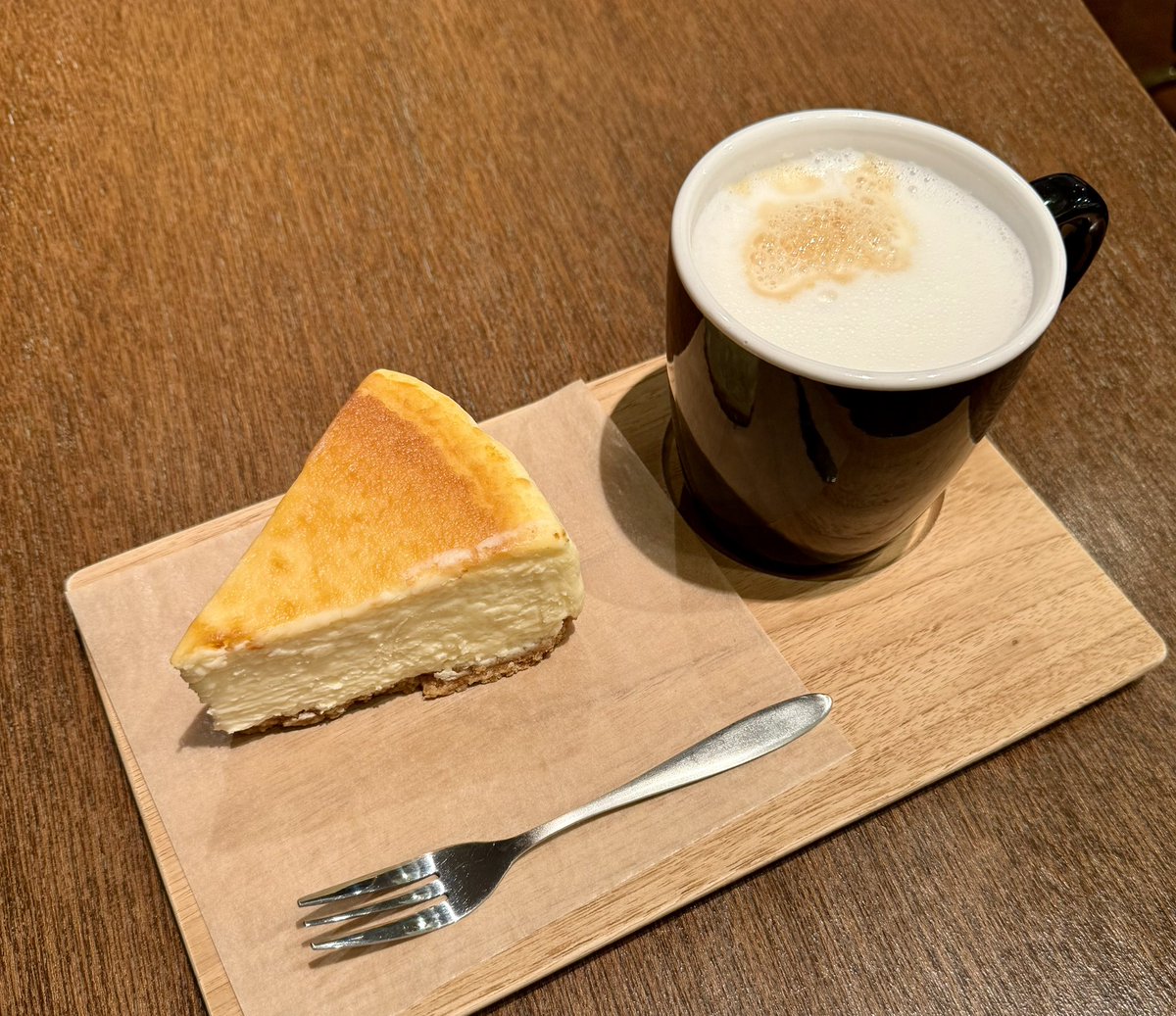 Chabin_104's tweet photo. 赤坂・it COFFEEで休憩🥰
デカフェ＋ミルクという大好きな組み合わせです。酸味が少なくて程よい苦味のコーヒーです。
正統派な感じのチーズケーキは、しっとりなめらか。口どけがよくて重すぎない絶妙なバランスです🌸
#itCOFFEE https://t.co/avT8umXp5G