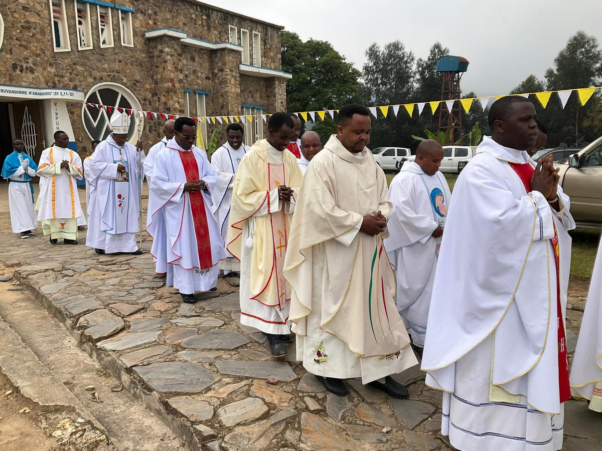 RwandaMaria's tweet photo. Muri Paruwasi Crête Congo Nil ya Diyosezi Gatolika ya #Nyundo, Nyiricyubahiro Musenyeri Anaclet MWUMVANEZA, Umushumba w’iyo Diyosezi ayoboye Igitambo cya #Misa mu rwego rwo guhimbaza umunsi mukuru w'Ijyanwa mu Ijuru rya Bikira Mariya (Assomption). https://t.co/CoPKQ28uhG